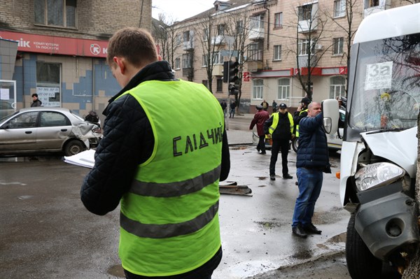 Утром в аварии 9 человек пострадали, из них 1 несовершеннолетний. Виновному грозит  штраф или до 3 лет тюрьмы