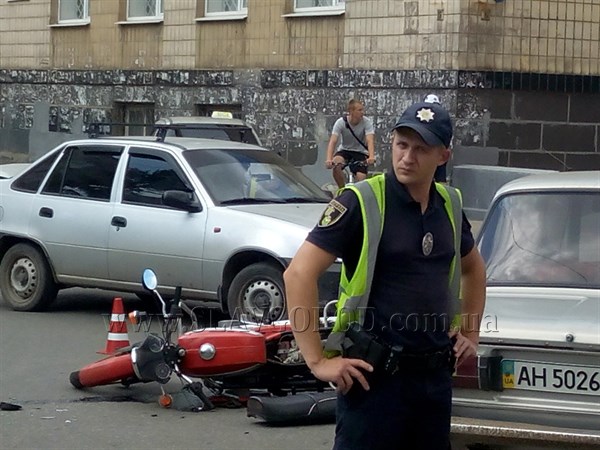 В Славянске в центре города столкнулись «шестерка» и мотоциклист. Оба водителя с переломами