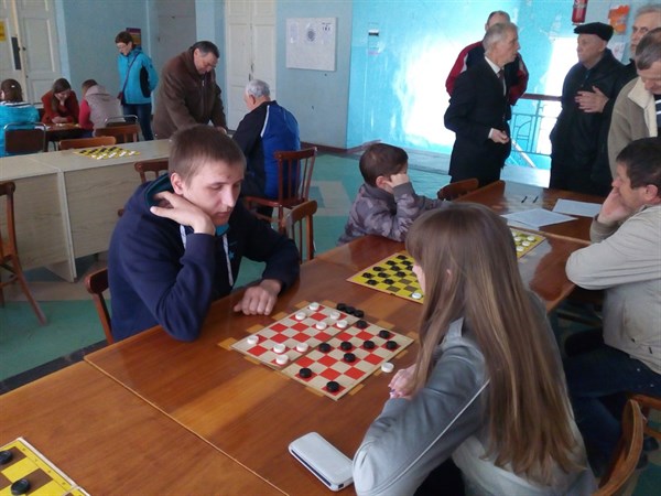 В Славянске прошел первый в городе чемпионат по классическим шашкам