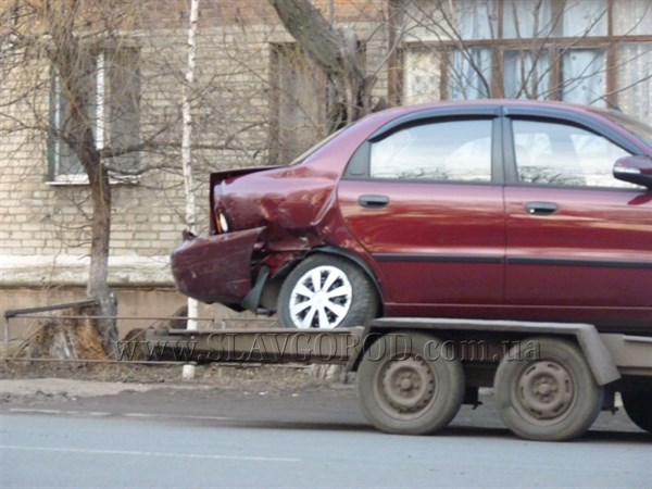 Сходил в магазин: в Славянске в ДТП пострадал припаркованный возле магазина автомобиль