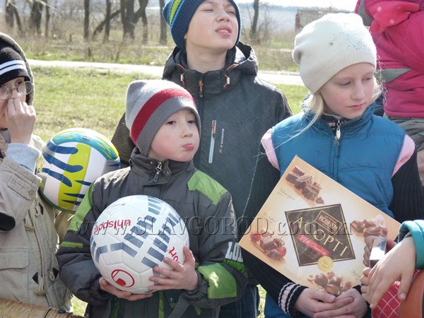В Славянске детям переселенцам в центре «Добрая весть» установили новую спортивную площадку