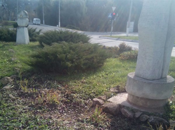 На цветочной клумбе в центре курортного Святогорска местная жительница нашла гранату (ФОТО)