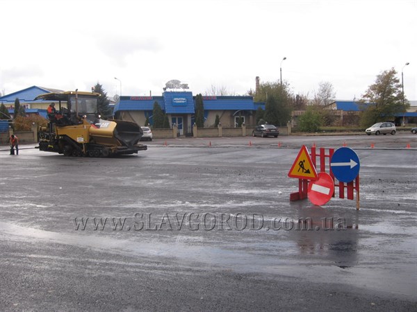Лужи не помеха: в Славянске капитальный ремонт дорог идет по графику