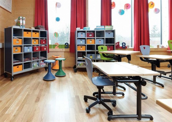 Для опорной школы Славянска №13 приобретут тридцать три комплекта мебели.  