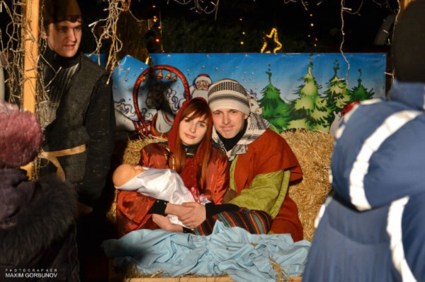 Рождество в Славянске: на несколько часов центральная площадь города погрузилась в таинство святого рождественского вечера