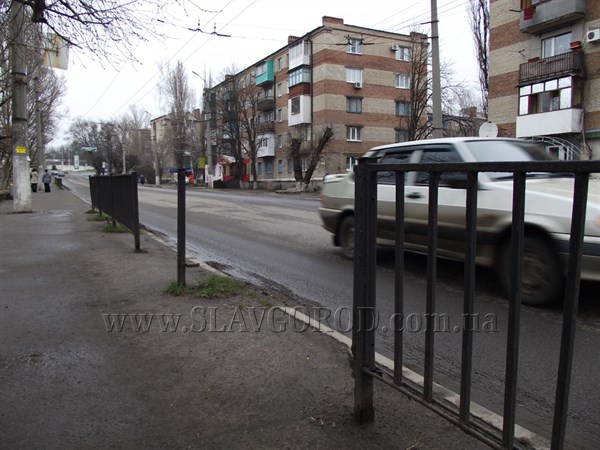 В Славянске  обочины, тротуары и газоны будут спасать с помощью заборов