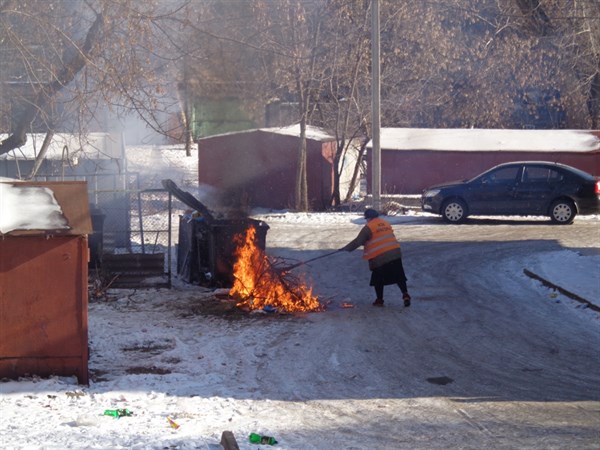 Фотофакт: ёлочка, гори: в Славянске работники ЖЕКа решают вопрос  утилизации елей по-своему