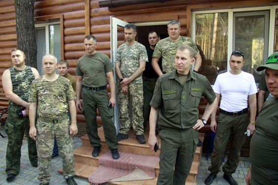 Милиционеры Славянска восстанавливают детский лагерь «Лесная республика»