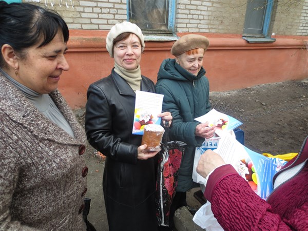 Поздравление от народного депутата Украины: жители Славянска получают подарки к Пасхе от Алексея Азарова