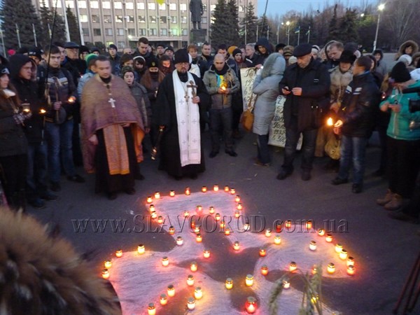 На Центральной площади Славянска состоялся митинг-реквием и молебен, посвященный жертвам Голодомора в Украине