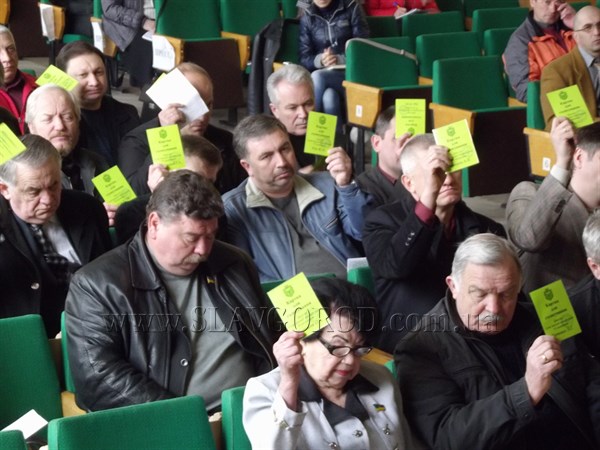 Чтобы было виднее: депутатам Славянска выдали карточки для голосования