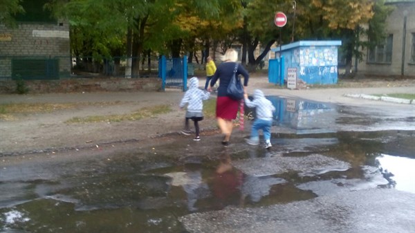 В Славянске затопило проезжую часть по улице Толстого