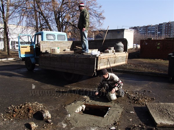 Фотофакт: работники водоканала  Славянска занялись ремонтом канализационных колодцев