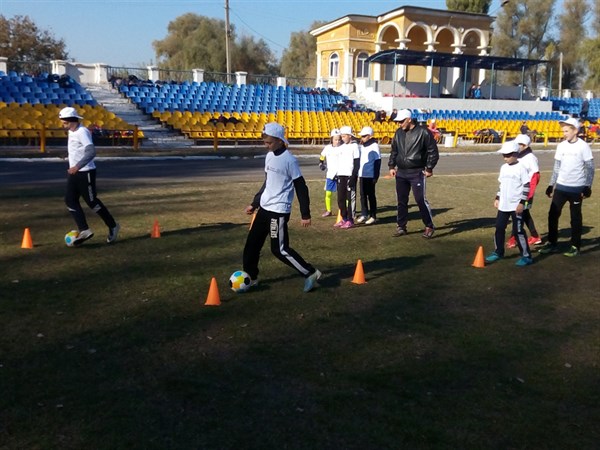В Славянске начали проведение  открытых уроков по футболу