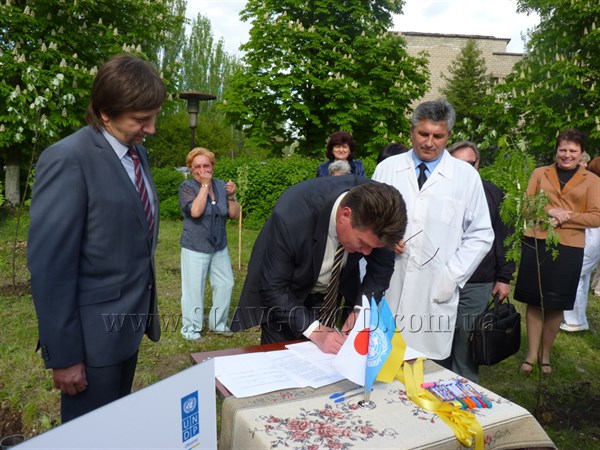 В больнице Славянского района посадили сад Мира и подписали меморандум о реализации программы ООН