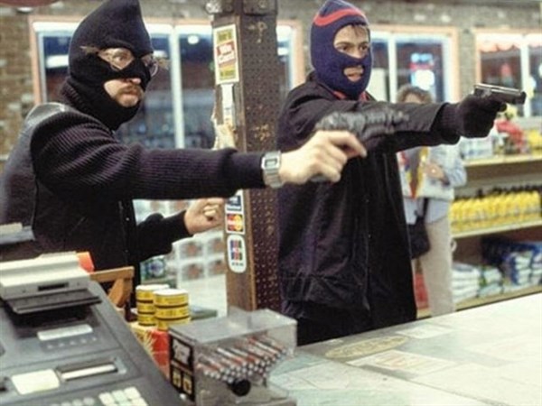 Полиция Славянска устанавливает грабителей, которые похитили с АЗС 28 тысяч гривен