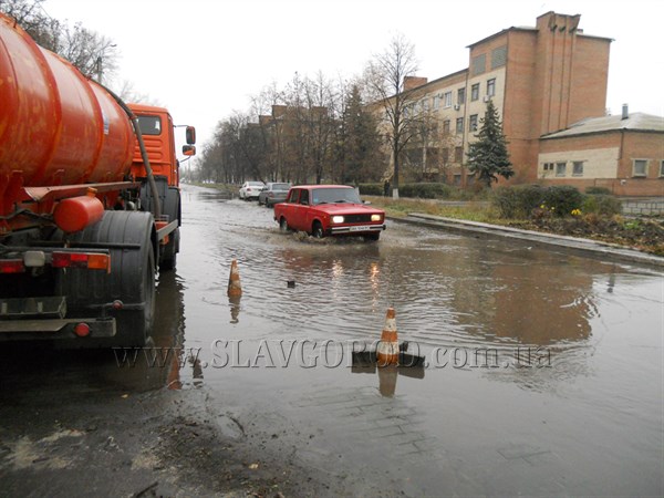 В Славянске потоп, "под воду" ушла улица Коммунаров 