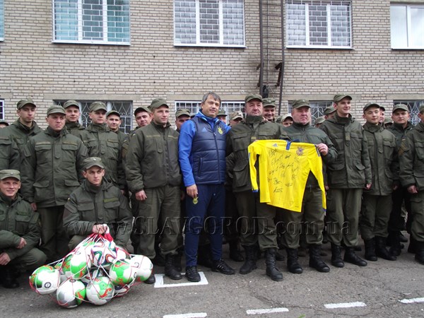 В Честь Дня защитника Украины Федерация футбола подарила славянским военным футбольные мячи 