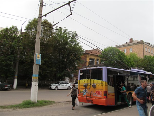 Бежали, бросив лестницу: бдительные жители Славянска заставили злоумышленников, ворующих троллейбусный кабель, «свернуть деятельность»