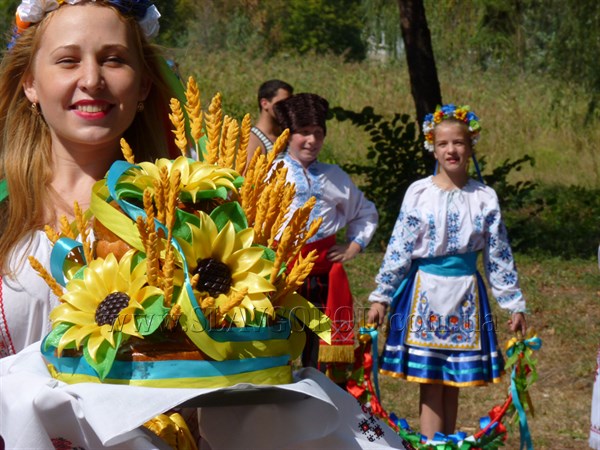 В центральном парке культуры и отдыха Славянска состоялся фестиваль каравая. Изделия дегустировали все желающие жители города