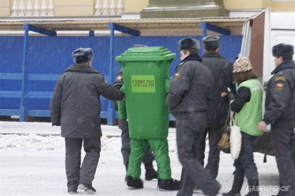 Мусорный бак подвёл жителя Славянского района сразу под две статьи Уголовного Кодекса