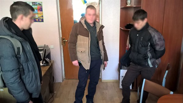 В Славянске двое 18-летних друзей на ходу решили ограбить 53-летнего мужчину