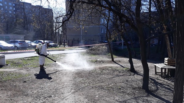 Впервые в Славянске начали обрабатывать парки и скверы от клещей