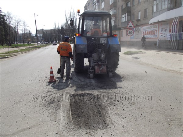 Свершилось: в Славянске начали ремонтировать дороги (фотофакт)