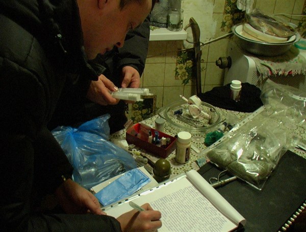  В Славянске при обыске у наркосбытчицы обнаружили пистолет и гранату
