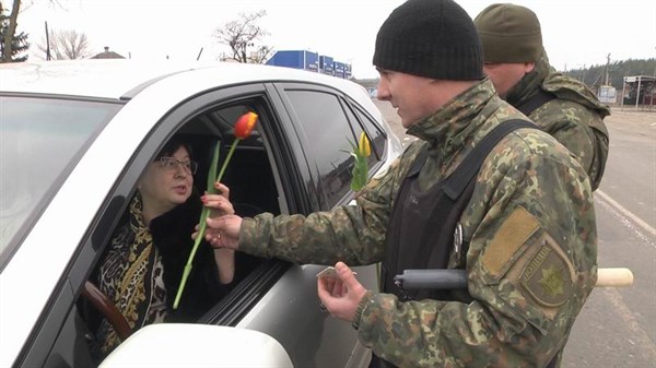 Вместо штрафов - цветы: В Славянске сотрудники  полиции поздравили женщин-водителей с праздником (ФОТО)