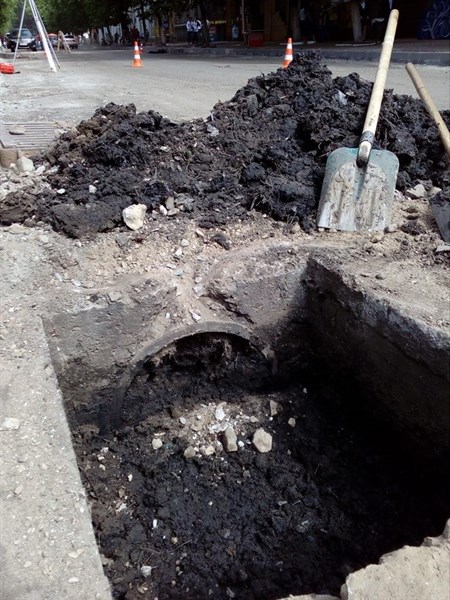 В центре Славянска ремонтируют ливневые канализации, но сам коллектор полностью забит и его не чистят (ФОТО)