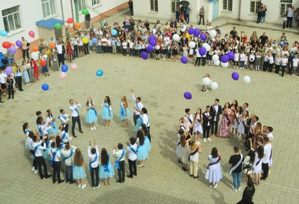 Выпускники школ Славянска отправляются во взрослую жизнь
