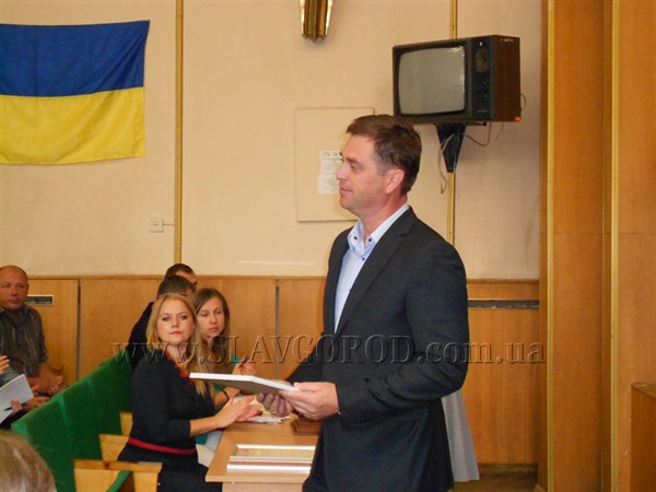 В Славянске наградили волонтеров и работников организаций, выполняющих свой долг во время боевых действий