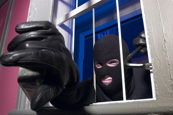 В Славянске двое в масках ворвались в дом и ограбили 50-летнюю женщину 