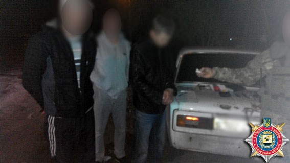 Инспектора ГАИ Славянска при проверке документов у водителя "шестерки" попутно задержали пассажира с наркотиками 