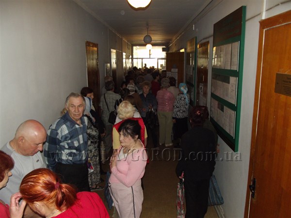 Почему сегодня на первом этаже Славянского исполкома выстроилась очередь