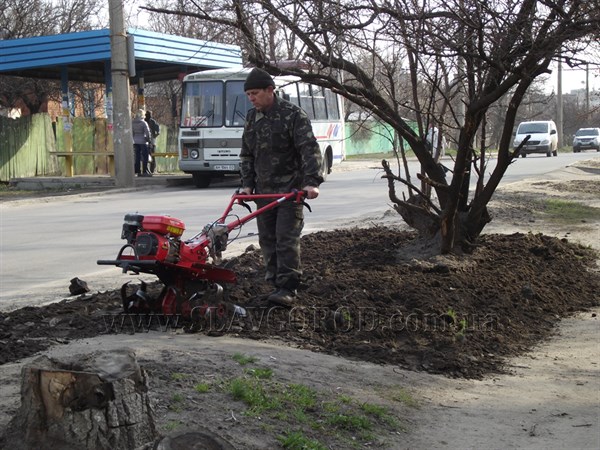 В Славянске придорожные газоны готовят к «посевной»