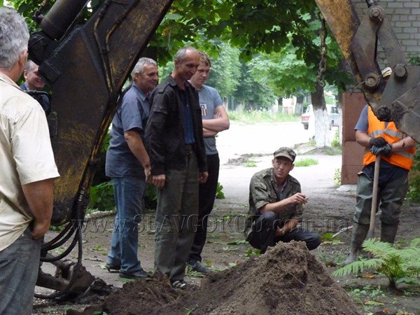Водоканал Славянска ведет раскопки на улице Октябрьской революции. Для устранения порыва пришлось снести дерево