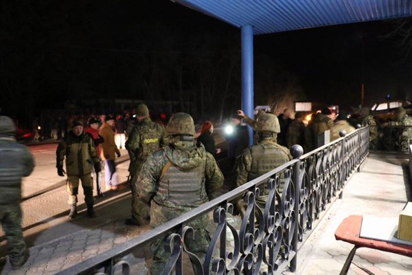 Вечерняя потасовка на блокпосту на въезде в Славянск: участники блокады подрались с полицейскими (ДОБАВЛЕНО ВИДЕО)