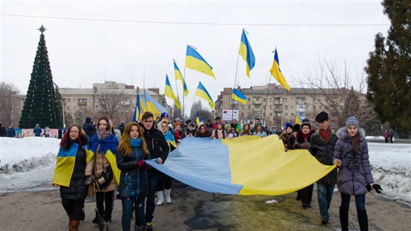 В Славянске в связи с эпидемией  гриппа ограничили мероприятия ко Дню Соборности Украины. Все по-скромному – возложение цветов и торжественный марш 