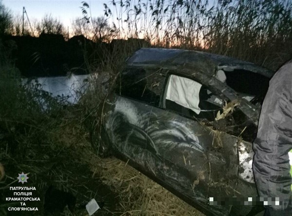 В Славянске пьяная девушка не справилась с управлением автомобиля и слетела с моста