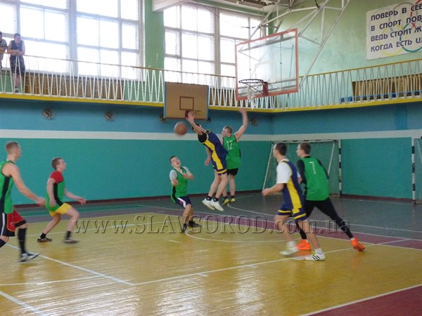 В спортивном зале ДГПУ проходит турнир по баскетболу среди студентов учебных заведений Славянска I-II уровня аккредитации