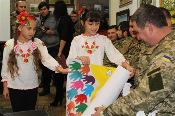 Славянские школьники поздравили военных с Днем защитника отечества  и познакомились с киборгами из Донецкого аэропорта 