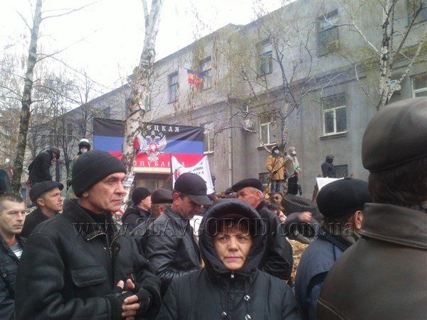 Утром 13 апреля жители Славянска собираются под зданием горотдела милиции и становятся живым щитом. В небе непрерывно кружат военные вертолёты