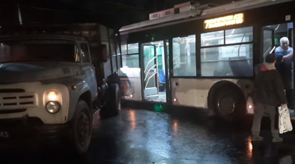 Жуткие кадры: в Славянске грузовик сбил пешехода