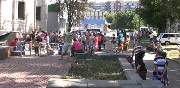 О чем говорят  переселенцы из зоны АТО и местные жители, стоящие в очереди в Славянске за гуманитарной картошкой (Видео)