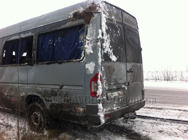 В Славянском районе перевернулся микроавтобус «Мерседес»: пострадали четыре человека