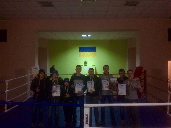Славянские спортсмены завоевали 13 золотых, 8 серебряных и 4 бронзовые награды на чемпионате области по кикбоксингу