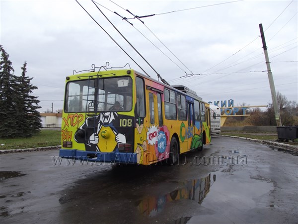 На улицы Славянска выехал троллейбус с супергероем