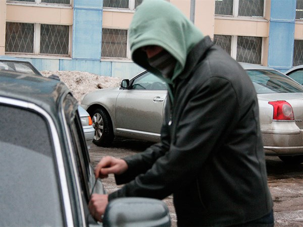 В Славянске малолетки вскрывали автомобили ножницами и воровали магнитолы